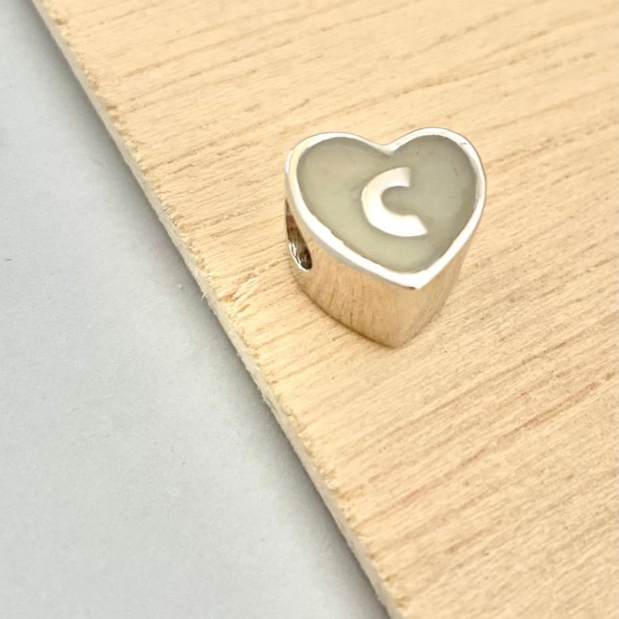 Charm con inicial personalizada relleno de leche materna