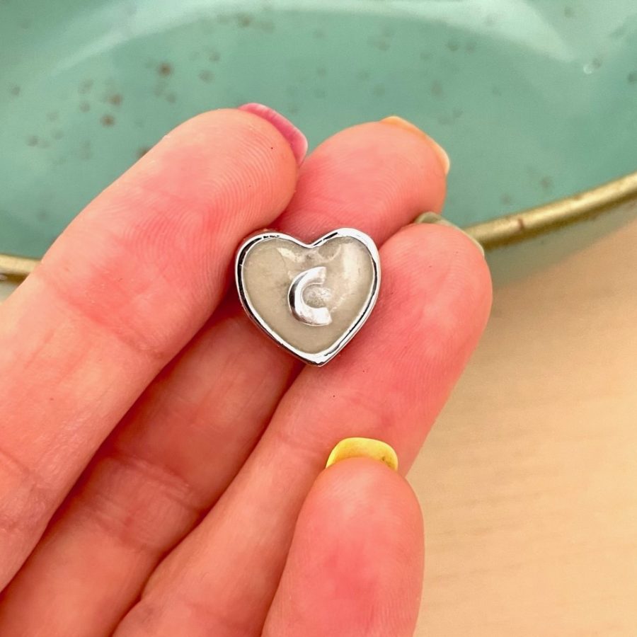 Charm con inicial personalizada relleno de leche materna