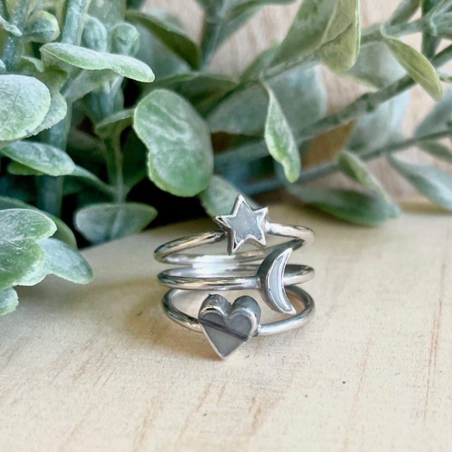Anillo triple con figuras rellenas de leche materna y pelito de bebé