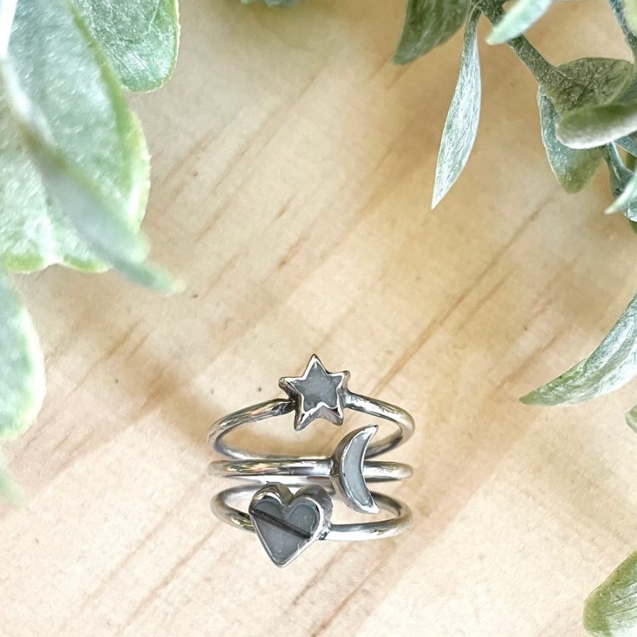 Anillo triple con figuras rellenas de leche materna y pelito de bebé