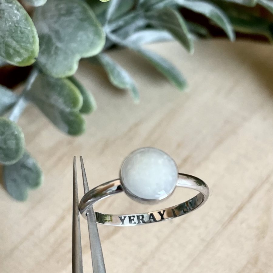 Anillo relleno de leche materna