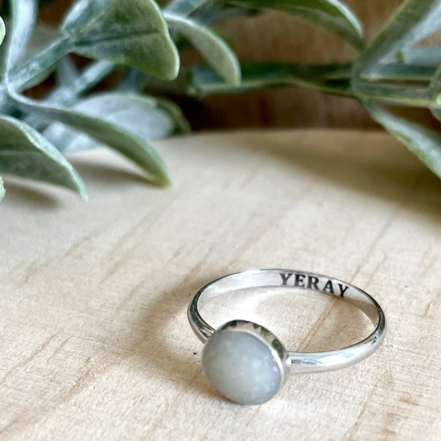 Anillo relleno de leche materna