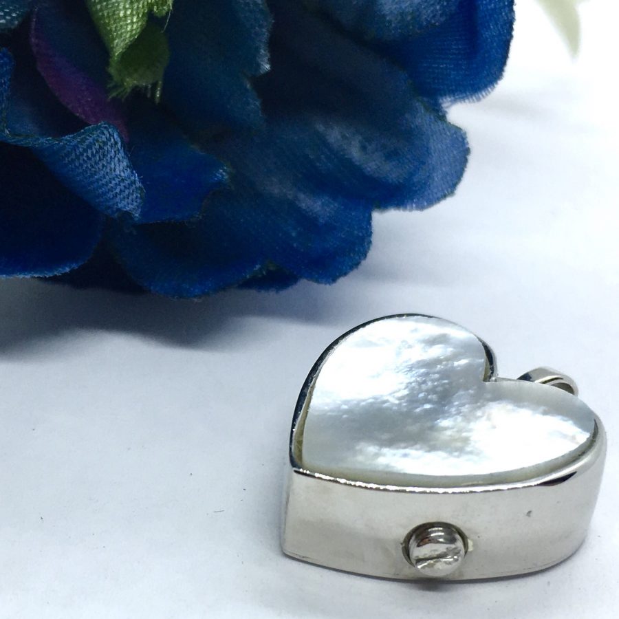 Colgantes con cenizas de difunto encapsuladas en urna