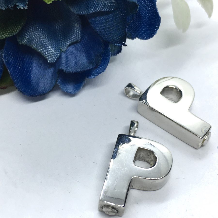 Colgantes con cenizas de difunto encapsuladas en urna