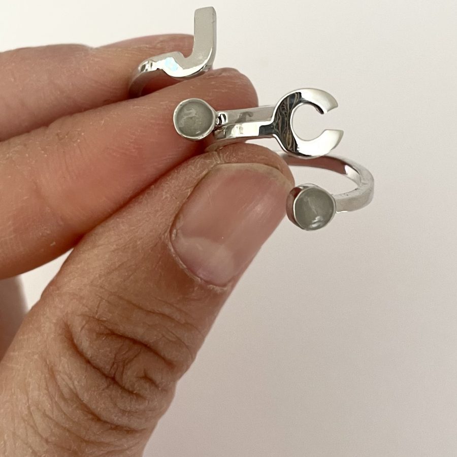 Anillo con inicial y relleno de leche materna