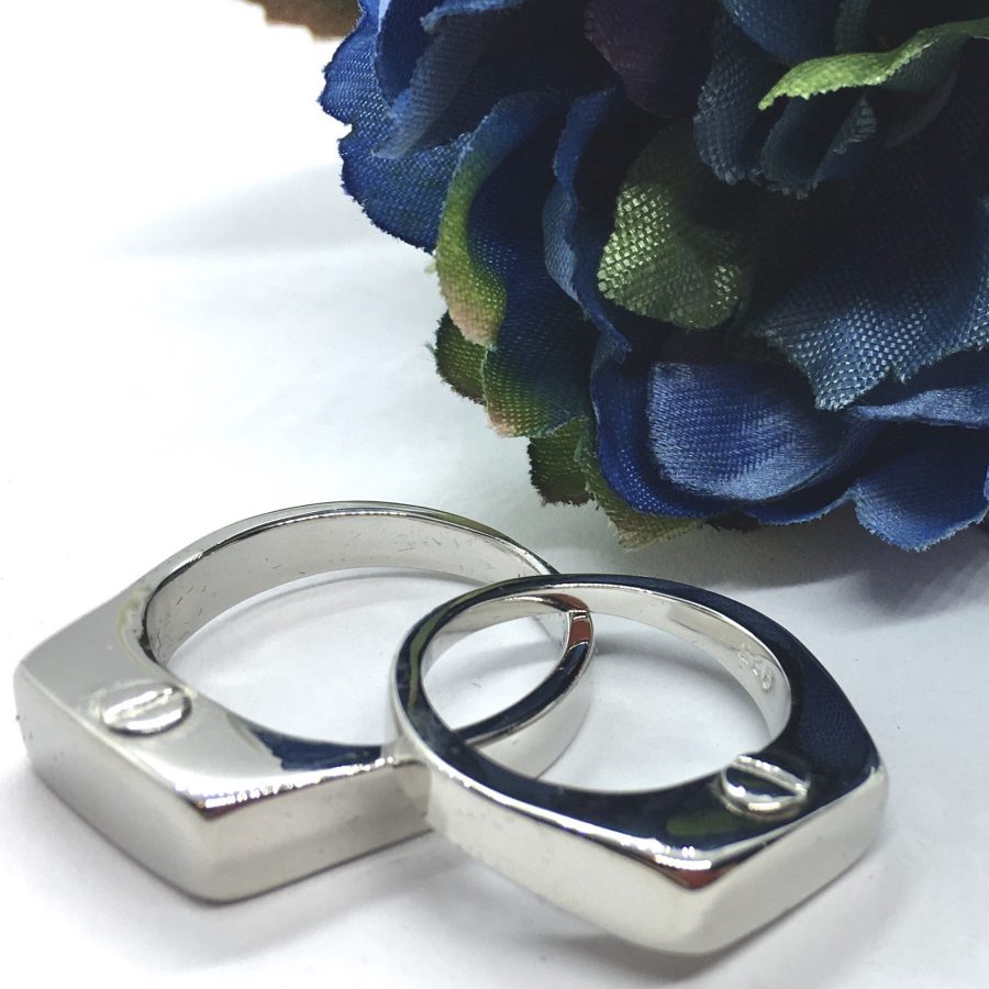 Anillo con cenizas de difunto encapsuladas en urna
