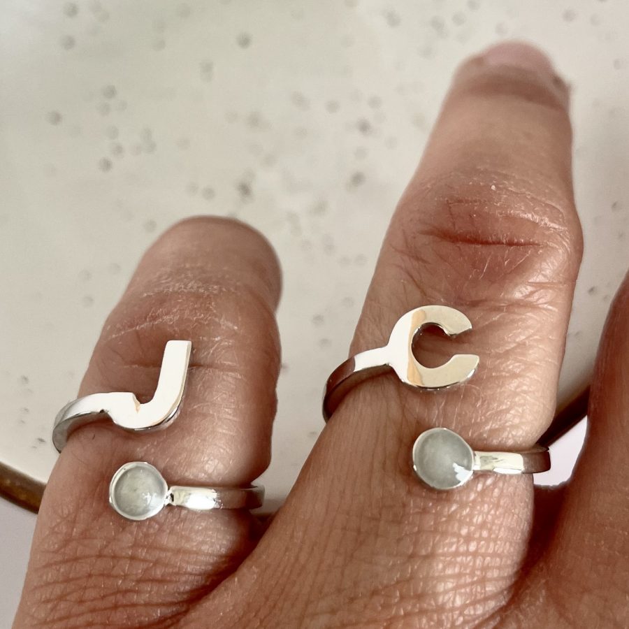 Anillo con inicial y relleno de leche materna