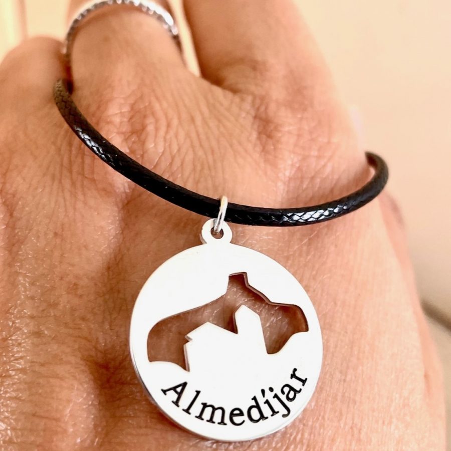 Collar con skyline de tu pueblo