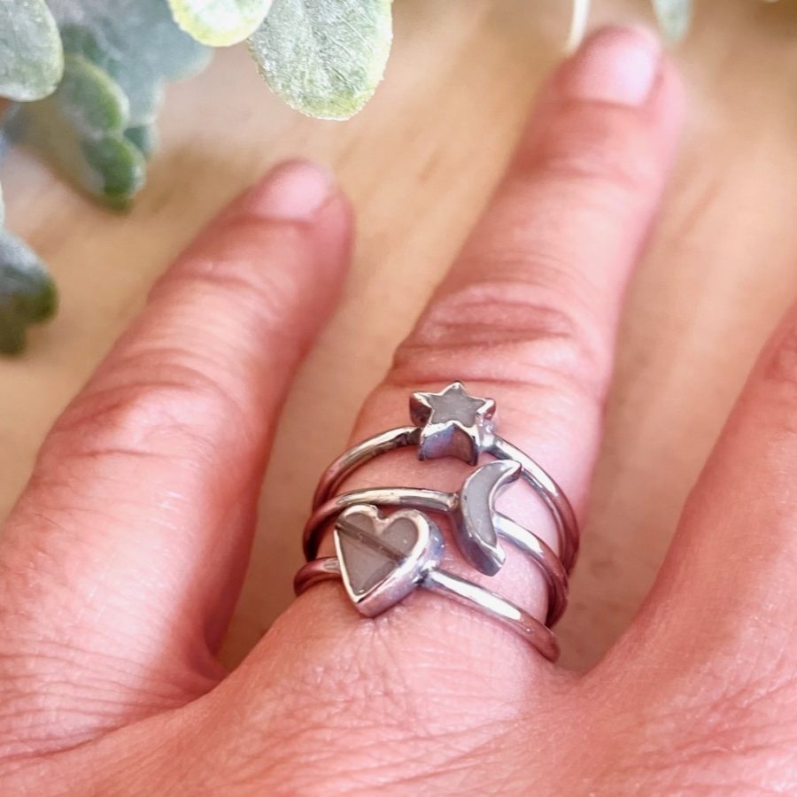 Anillo triple con figuras rellenas de leche materna y pelito de bebé