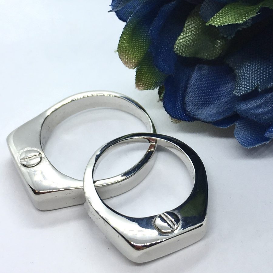 Anillo con cenizas de difunto encapsuladas en urna