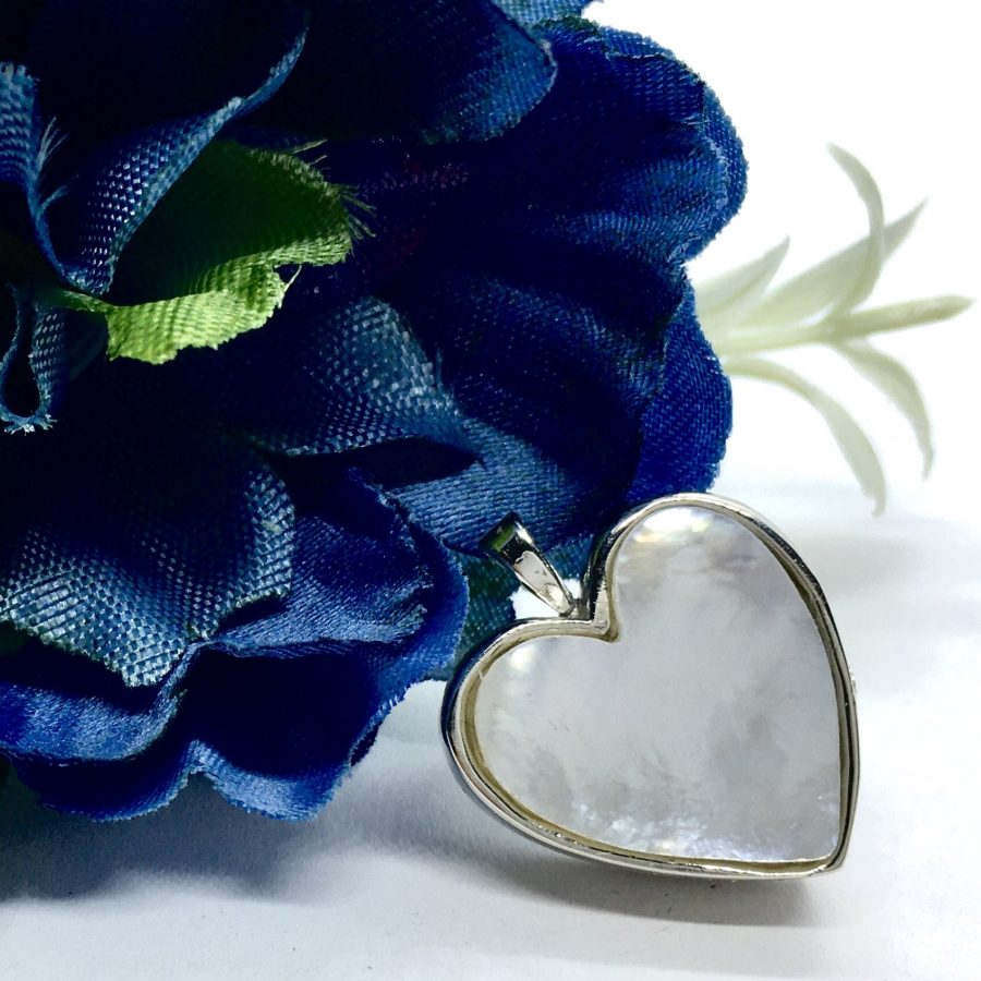 Colgantes con cenizas de difunto encapsuladas en urna