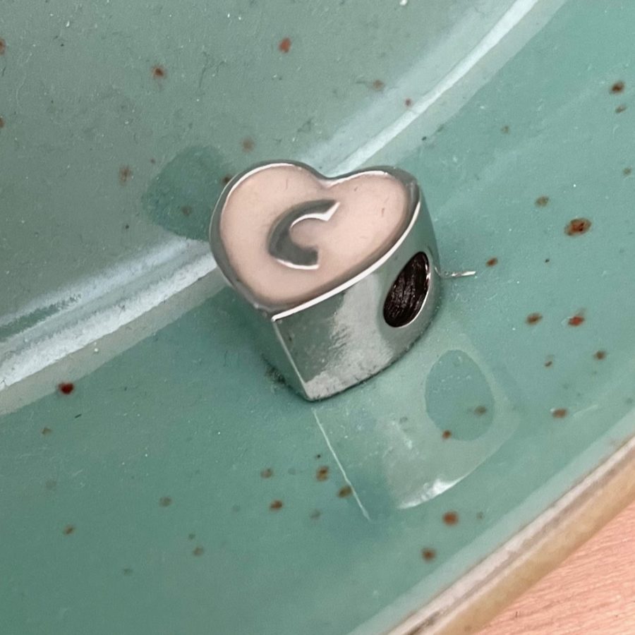 Charm con inicial personalizada relleno de leche materna