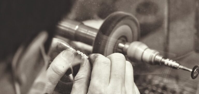 Cuidado experto para tus joyas: Preserva el encanto de la joyería artesanal única y personalizad
