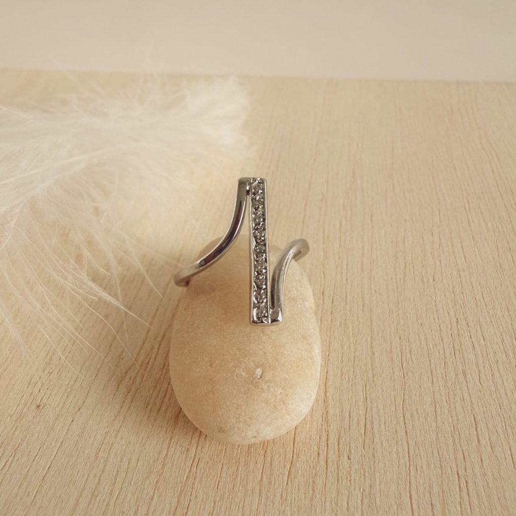 Anillo con circonitas personalizable
