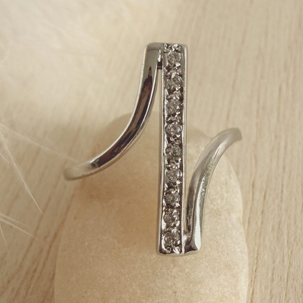 Anillo con circonitas personalizable