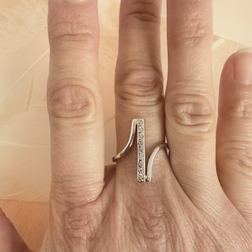 Anillo con circonitas personalizable