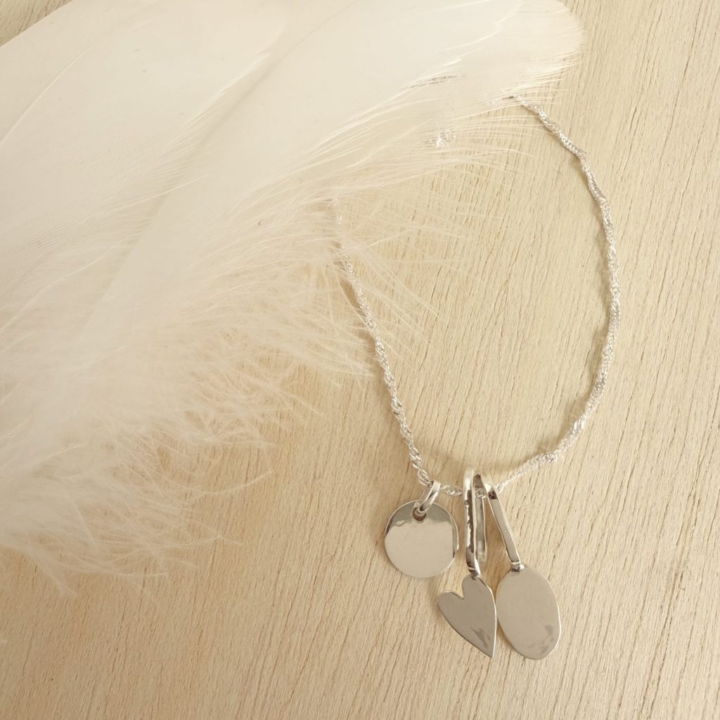 Collar con tres colgantes personalizables