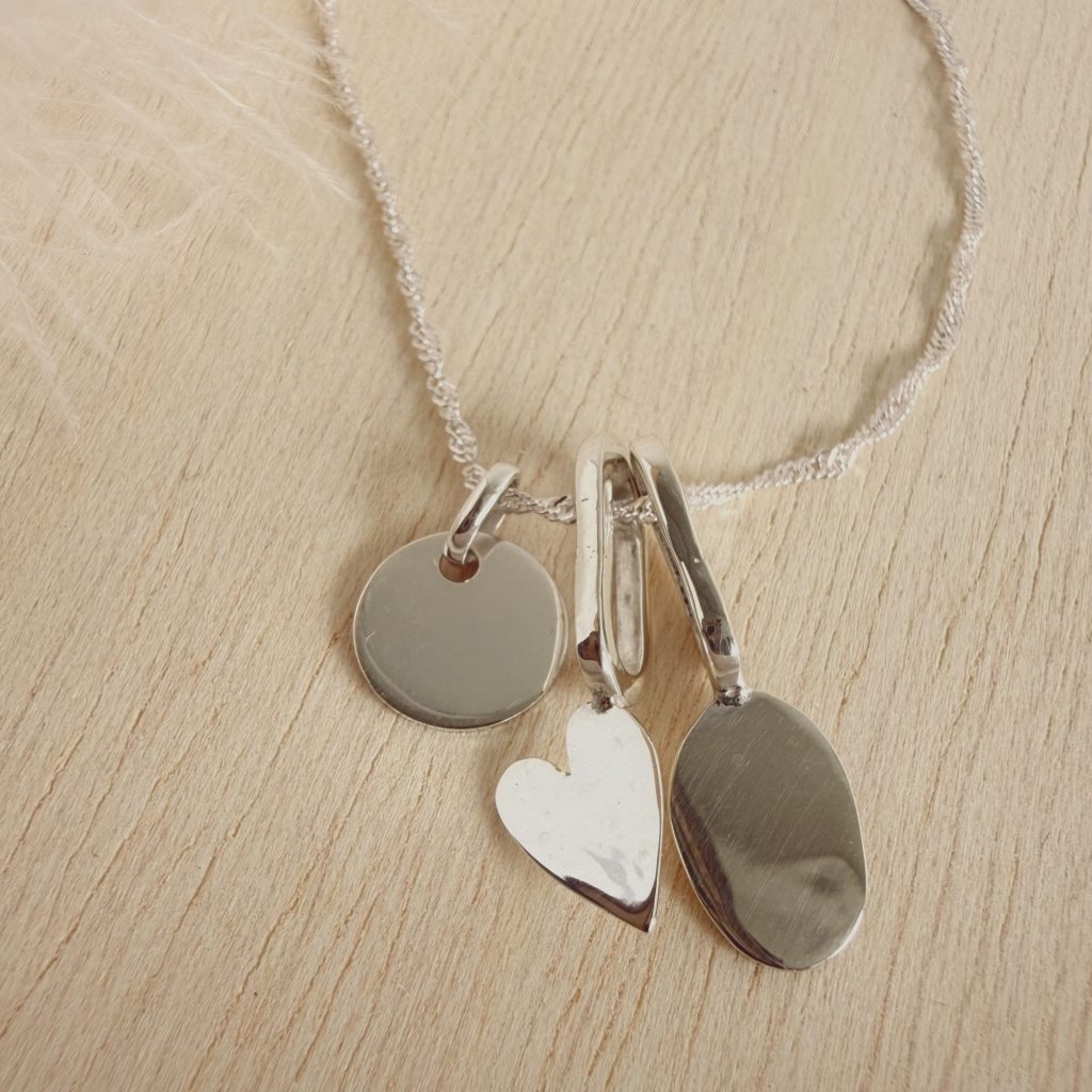 Collar con tres colgantes personalizables