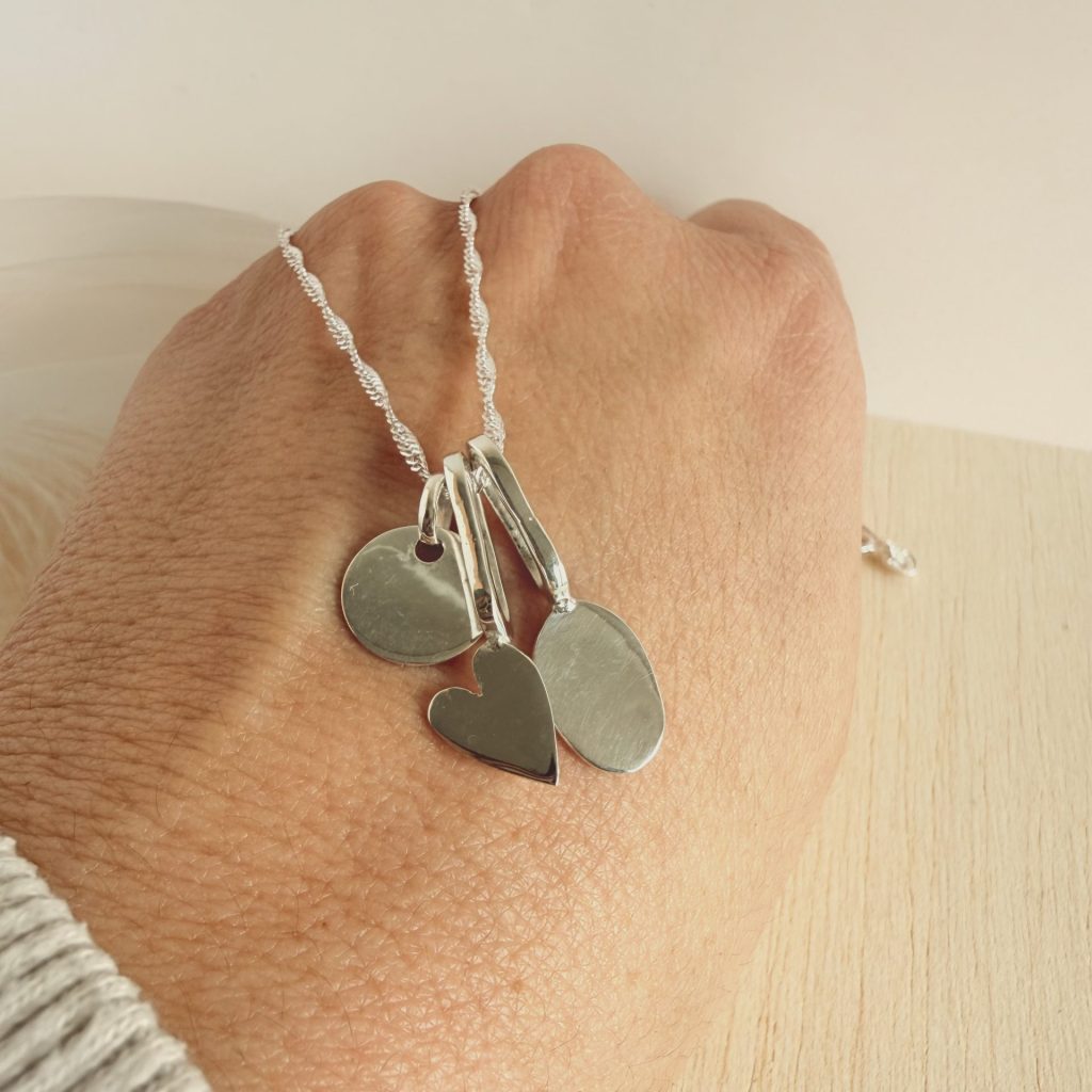 Collar con tres colgantes personalizables