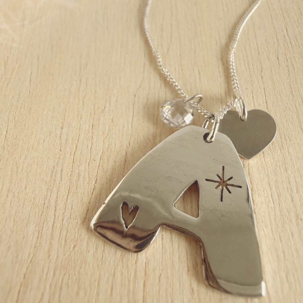 Collar inicial XL con circonita y corazón