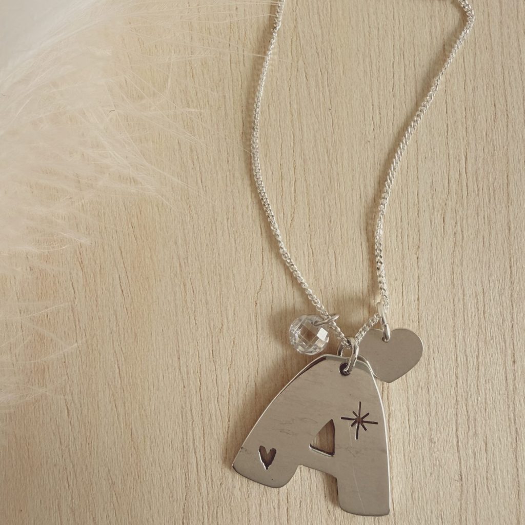 Collar inicial XL con circonita y corazón