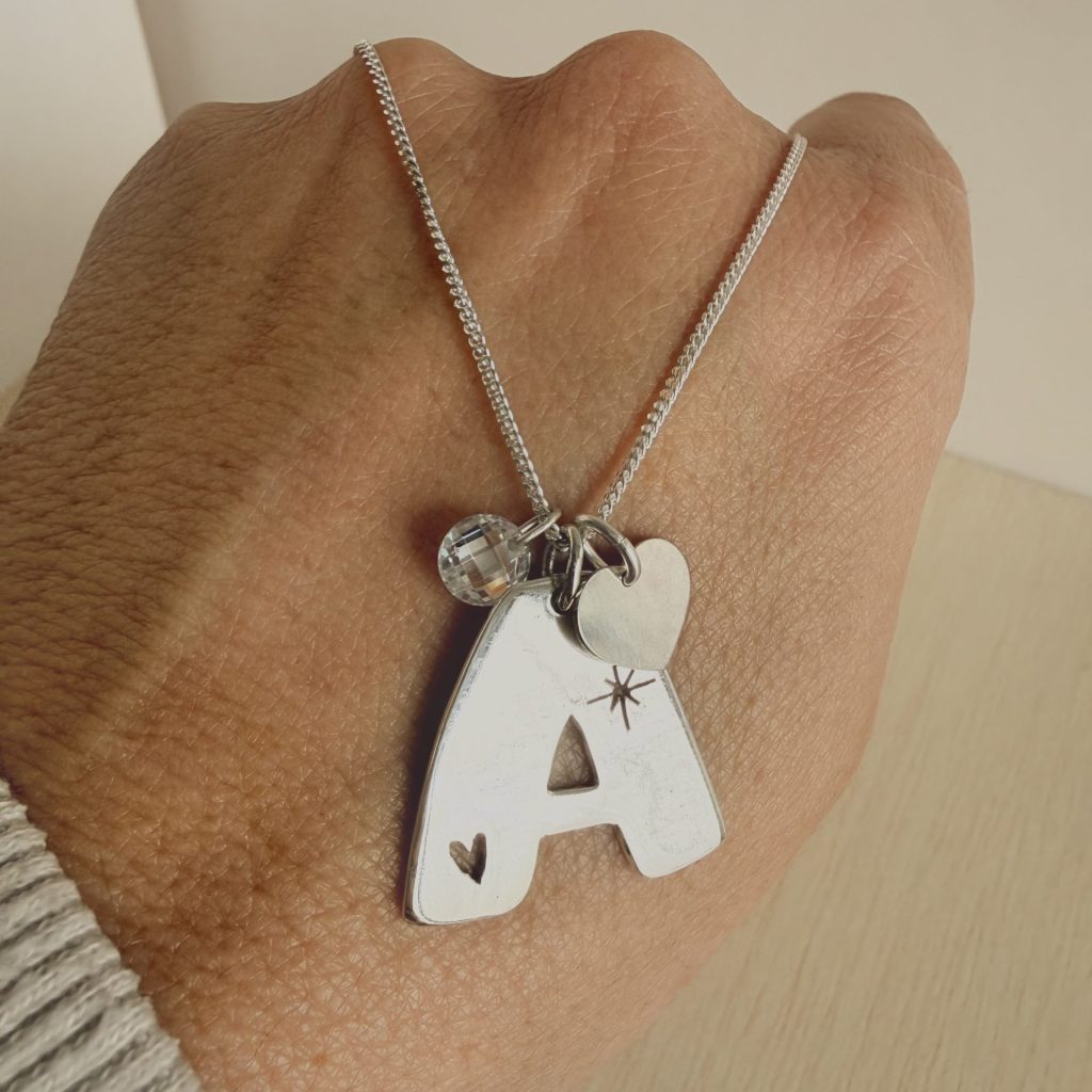 Collar inicial XL con circonita y corazón