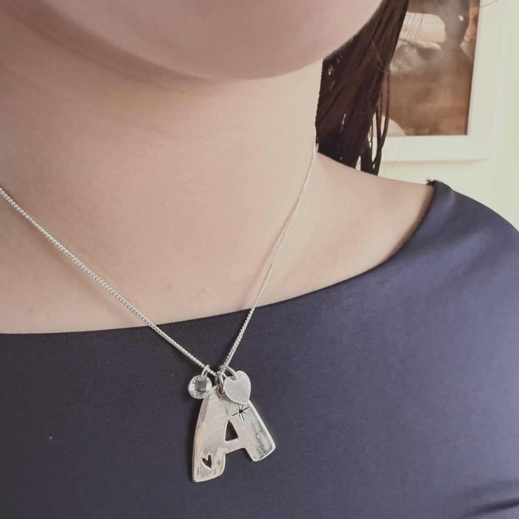 Collar inicial XL con circonita y corazón