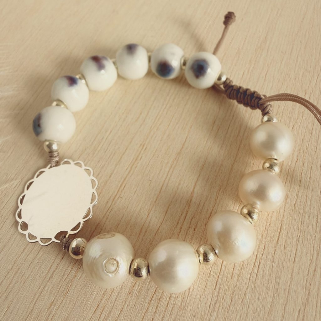 Pulsera con perlas, cerámica y chapa personalizable