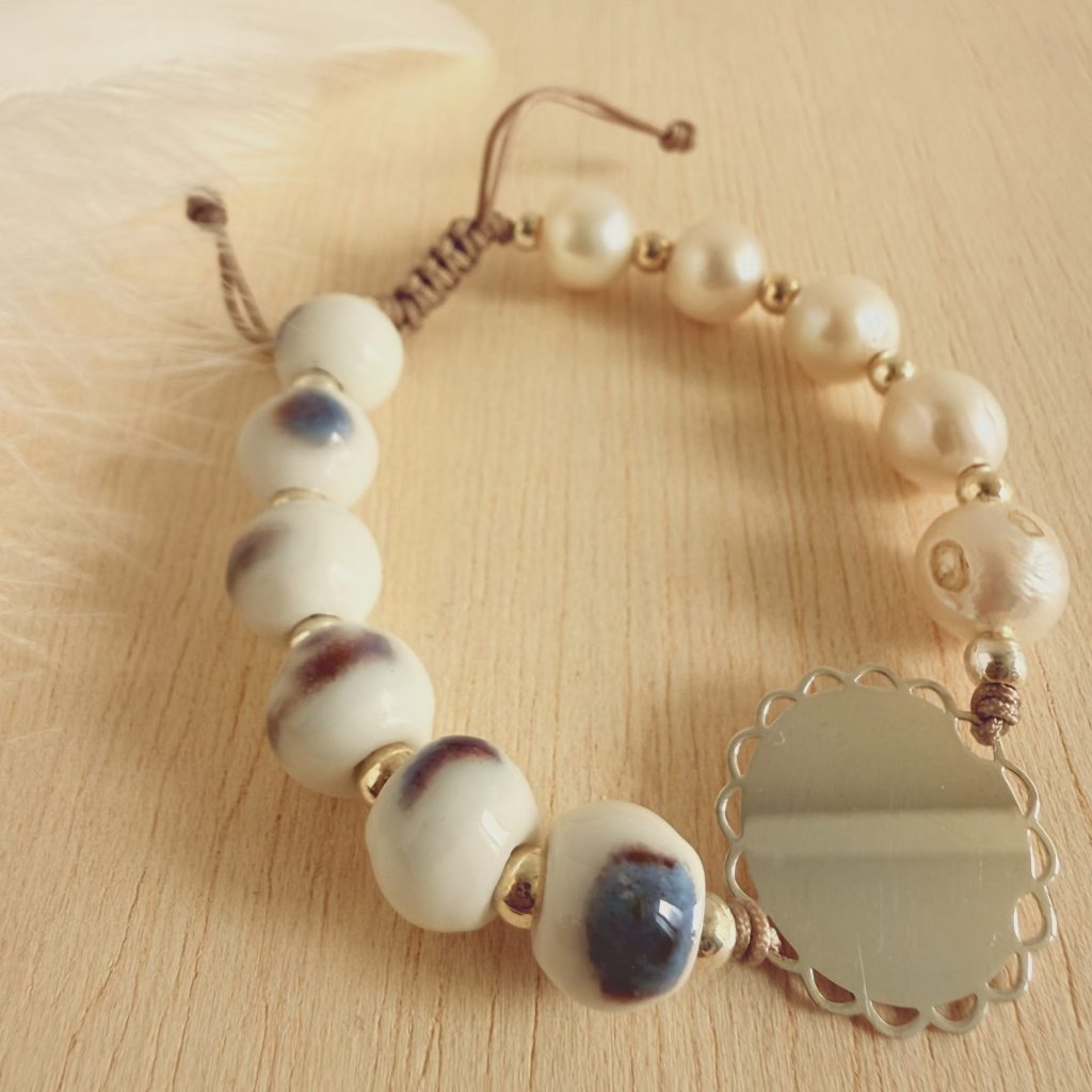 Pulsera con perlas, cerámica y chapa personalizable
