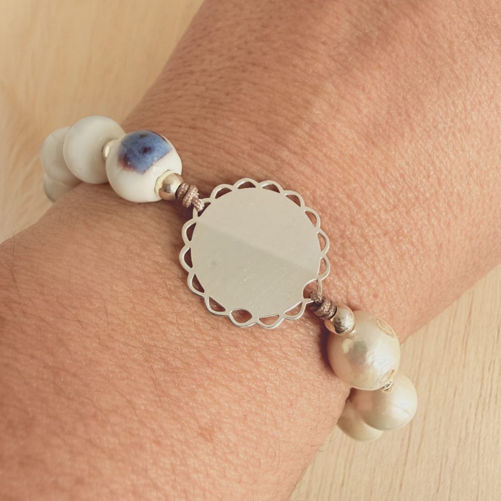Pulsera con perlas, cerámica y chapa personalizable