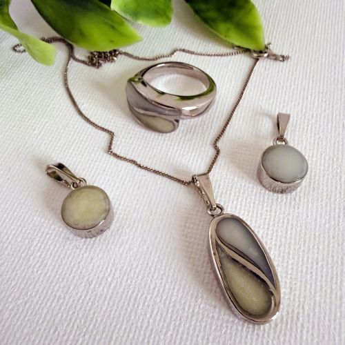Aderezo collar, anillo y dos colgantes con dos leches maternas