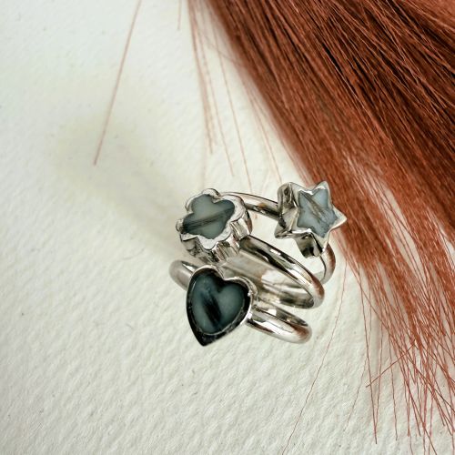 Anillo triple con figuras rellenas de leche materna y pelito de bebé