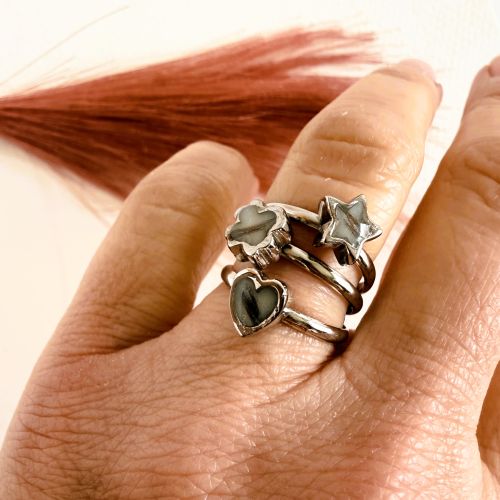 Anillo triple con figuras rellenas de leche materna y pelito de bebé