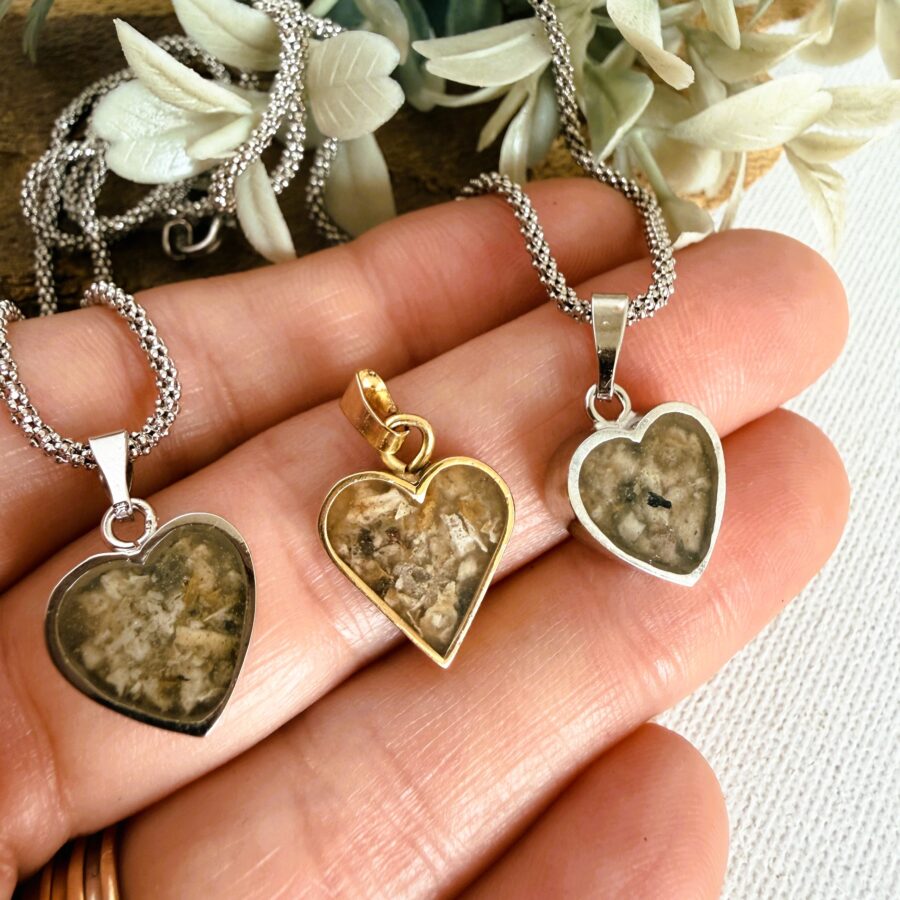Colgante corazón cenizas encapsuladas en oro 18k
