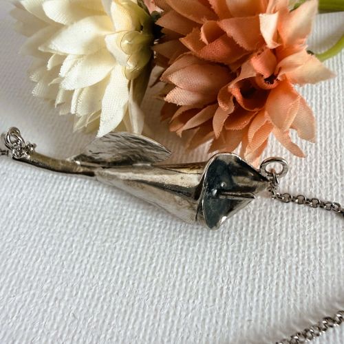 Collar con cenizas con forma de cala
