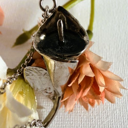 Collar con cenizas con forma de cala
