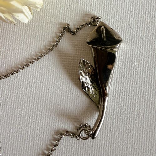 Collar con cenizas con forma de cala