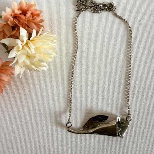 Collar con cenizas con forma de cala